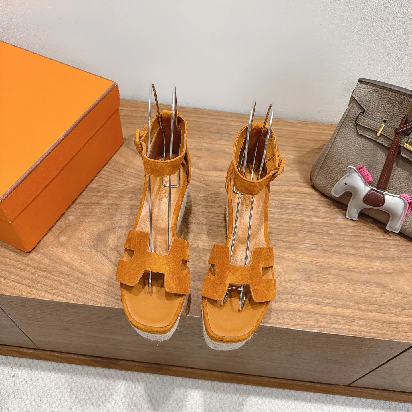 👟👟Ex-factory price 720👟👟 Hermes... a Eclair 2025 new color + popular series, the version is super positive, with a certain thickness, which makes the legs longer! Breathable, comfortable calfskin, spring and summer color matching, this item is both beautiful and comfortable! Channel supply code size: 35-39 can be ordered as 40.41 with airplane box ➕20